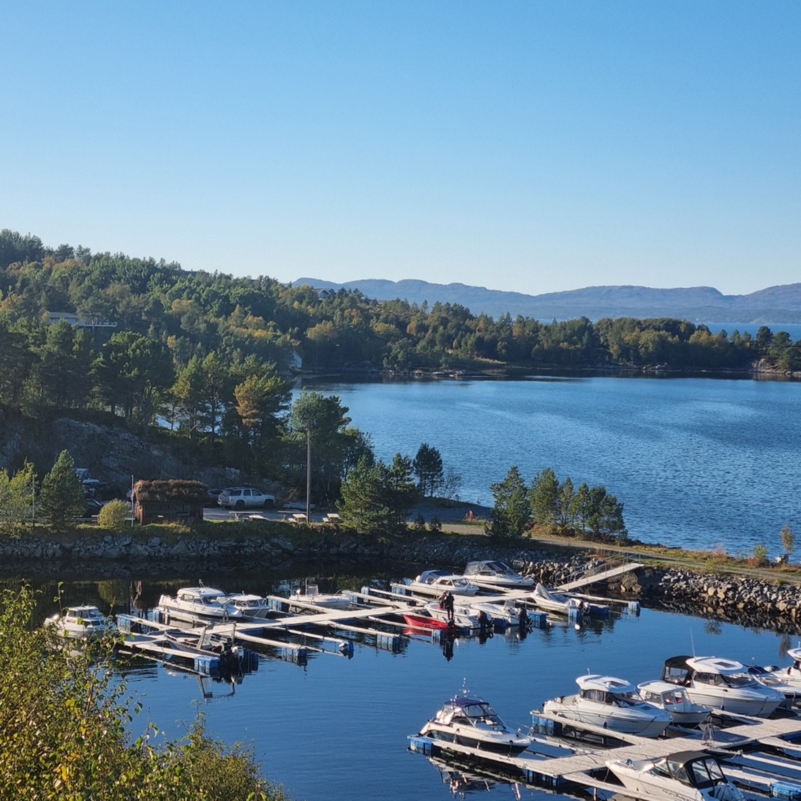 Stor båtplass i meget fin og velholdt marina følger eiendommen.
Selgers egne bilder Galleribilde