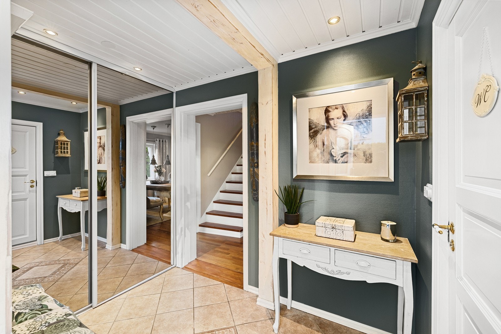 Her er det flislagt gulv med varme, praktisk skyvedørsgarderobe med speilfronter, og god plass til oppbevaring av sko og yttertøy. Galleribilde