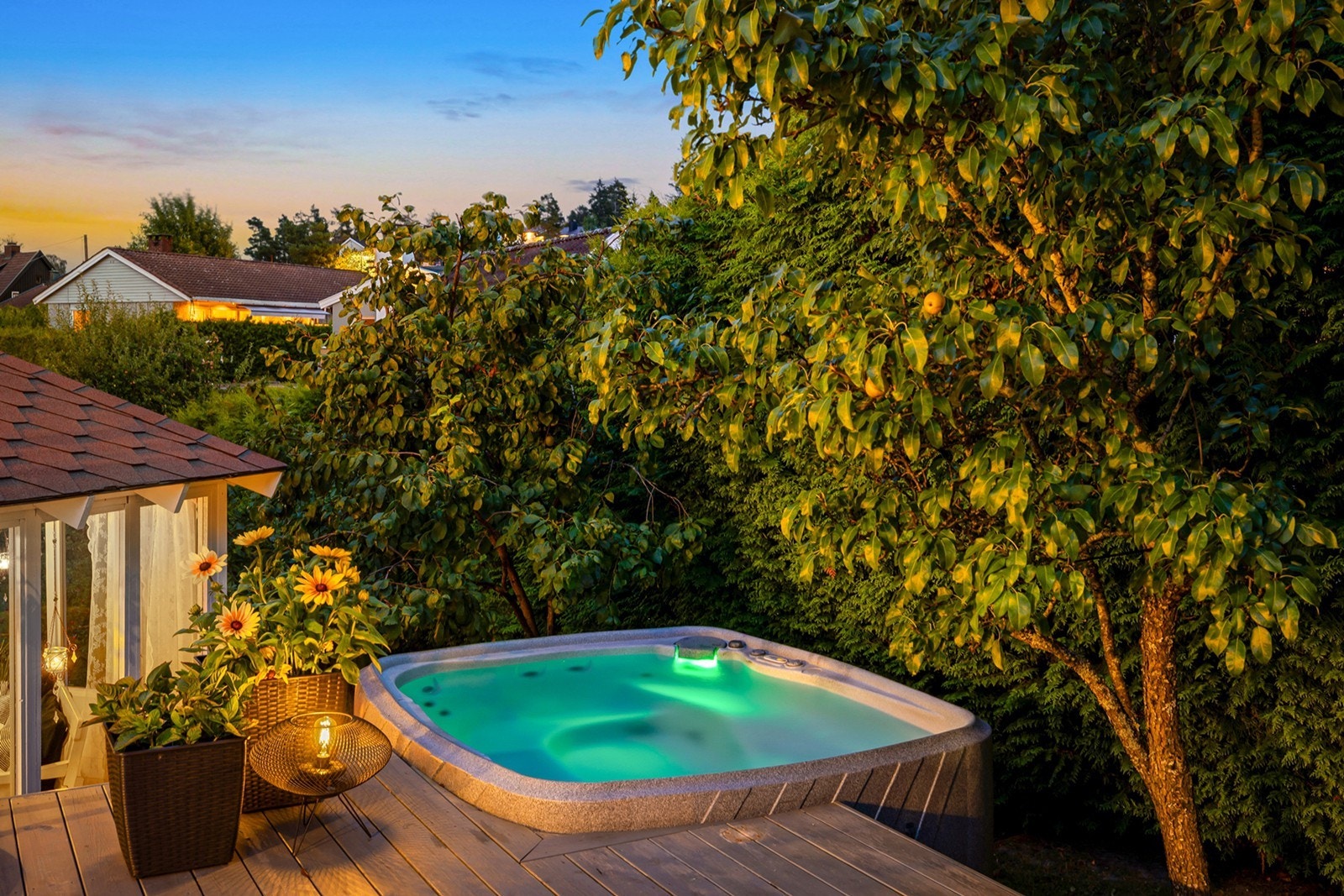 I den skjermede hagen finner du en deilig jacuzzi som inviterer til avslapping året rundt. Omkranset av frodige trær og grønne omgivelser gir uteområdet en lun og privat atmosfære. Galleribilde