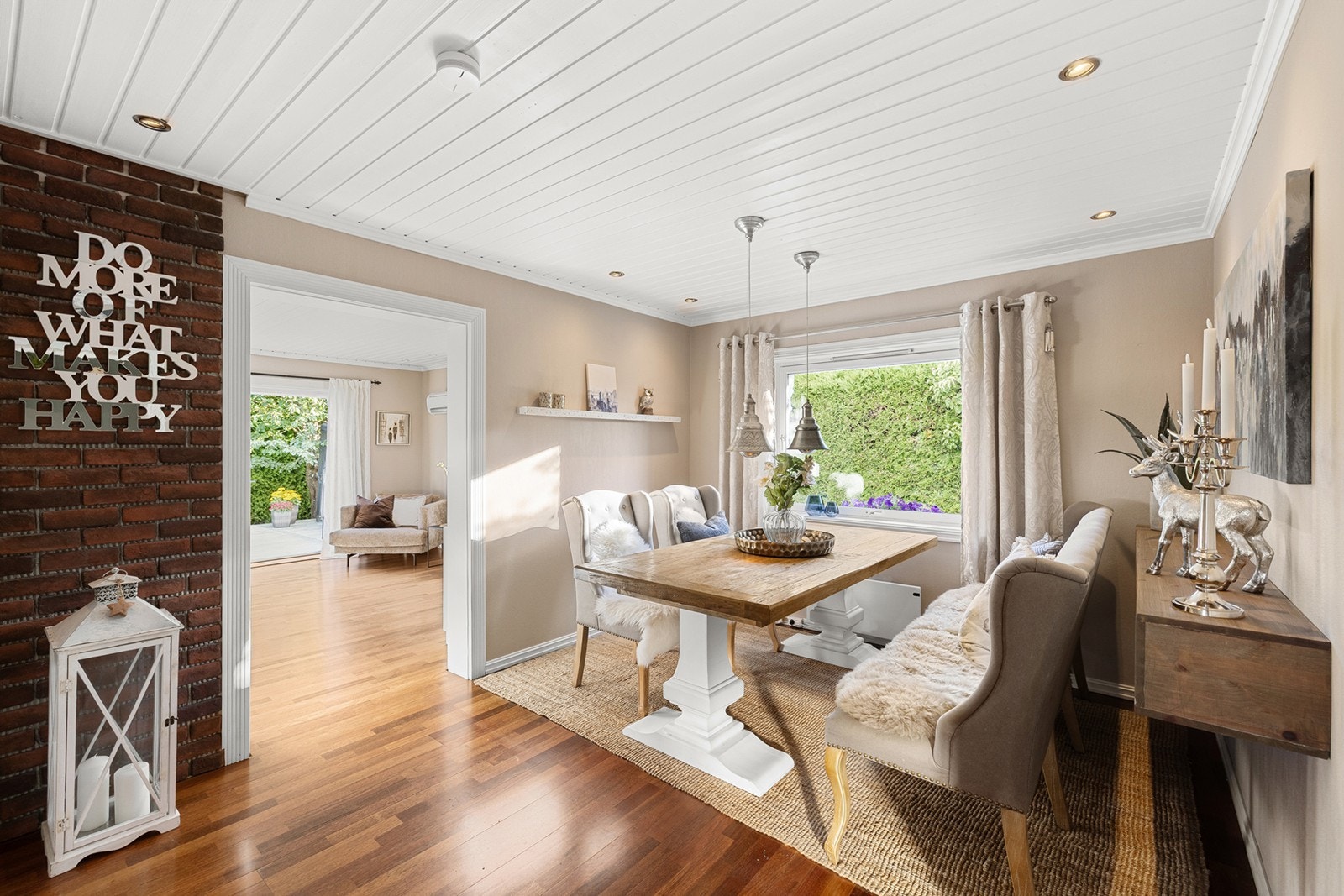 Den koselige spisestuen ligger i tilknytning til stuen og har plass til et stort spisebord med flere sitteplasser - perfekt for hyggelige middager med familie og venner. Galleribilde