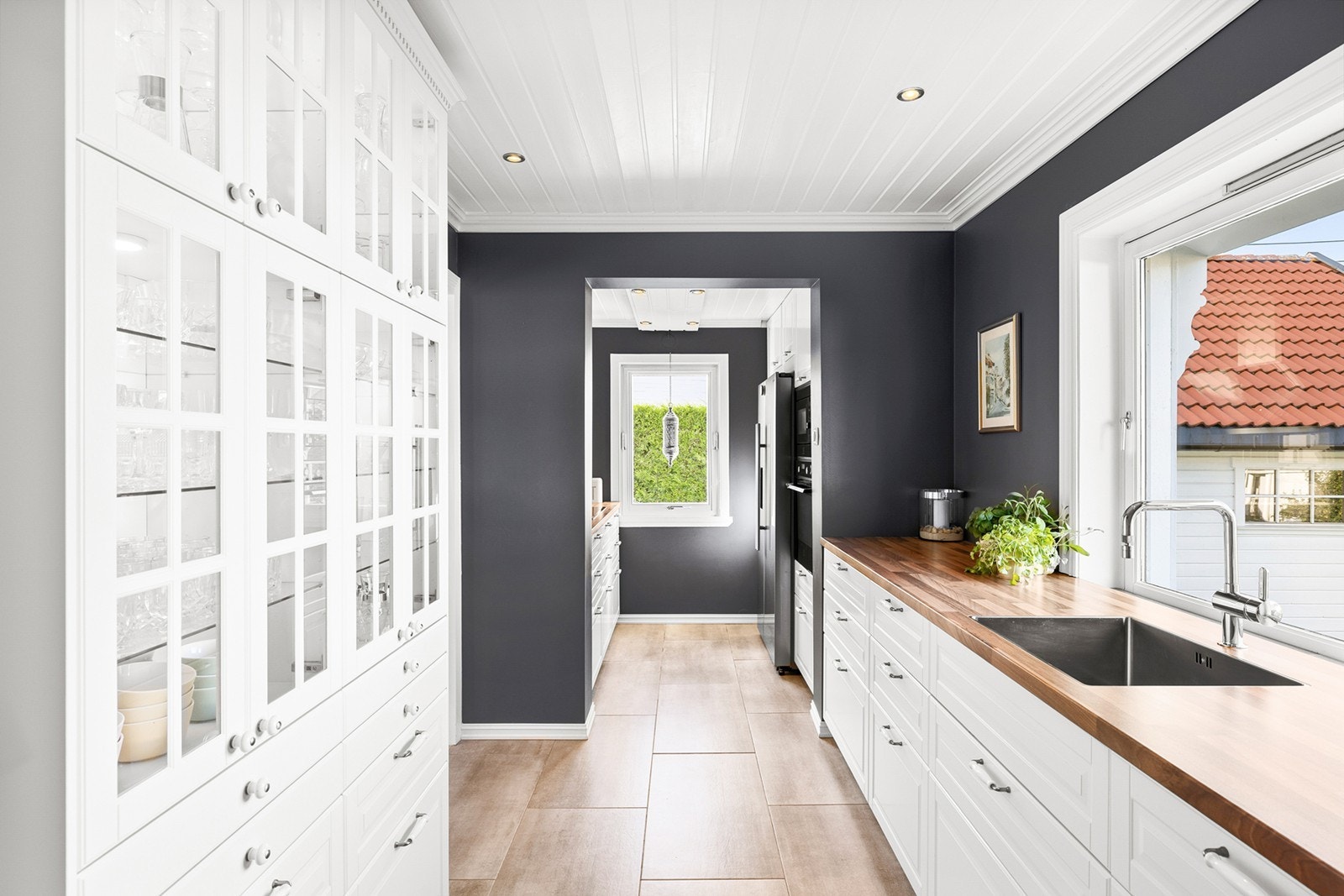 Kjøkkenet er lyst og elegant med klassiske hvite fronter og laminert benkeplate. Galleribilde