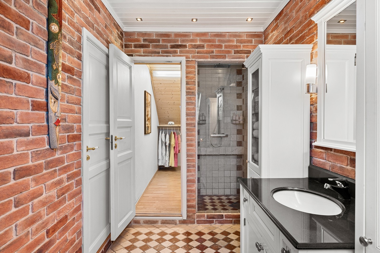 Badet har dusjnisje og rikelig med lagringsplass. Adkomst til praktisk walk-in. Galleribilde