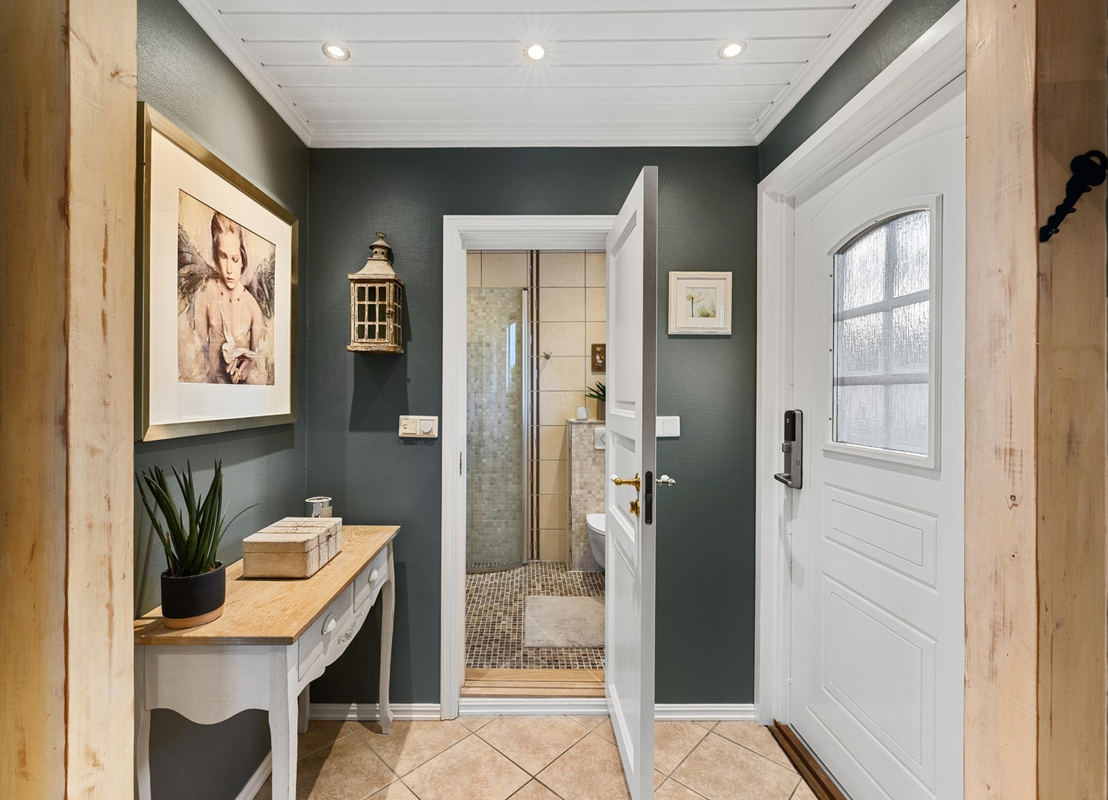 En lys entré som ønsker deg velkommen inn i hjemmet. Galleribilde