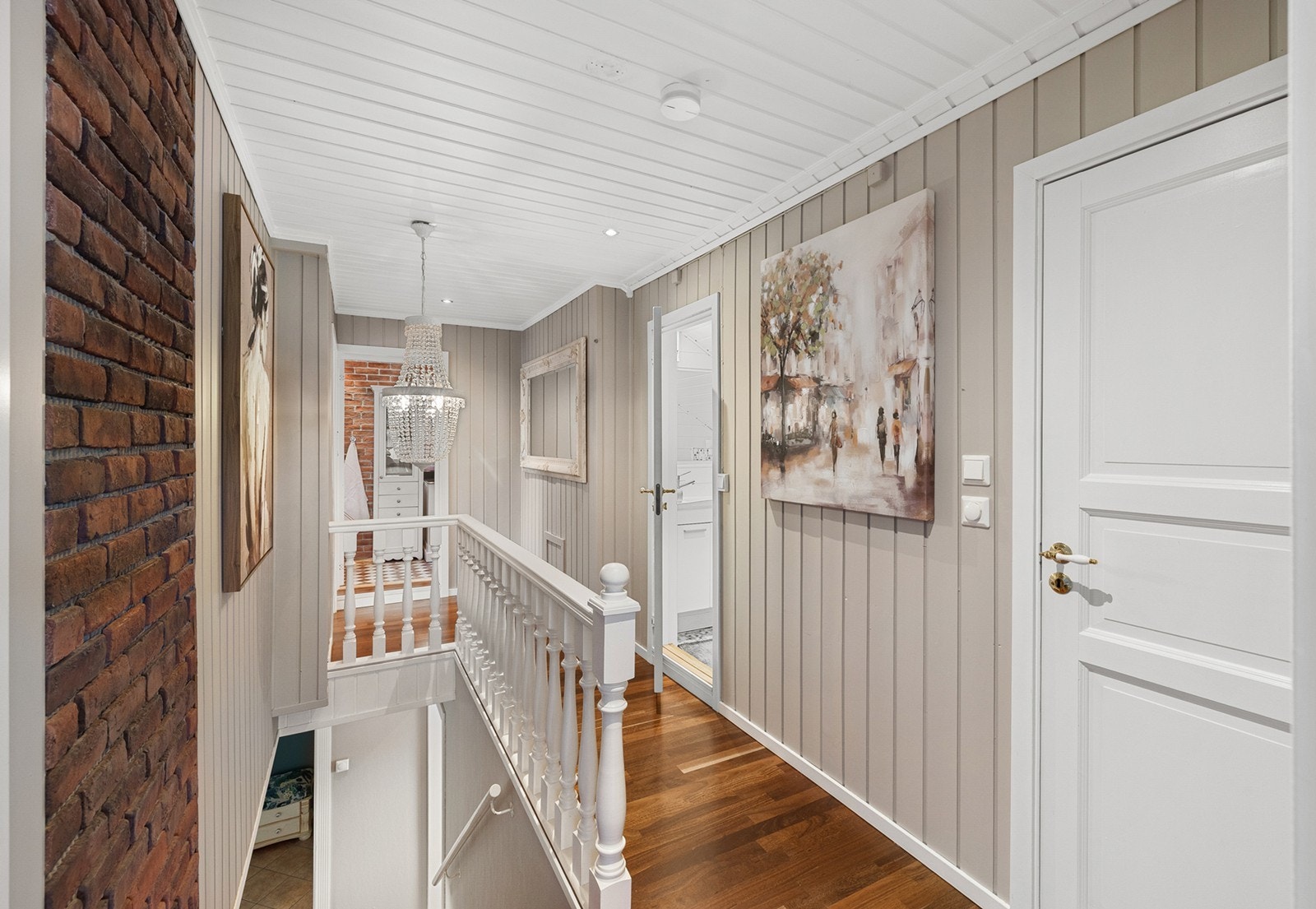 Lys og trivelig gang med delikat fargevalg, panelvegger og detaljer som skaper en lun atmosfære. Galleribilde