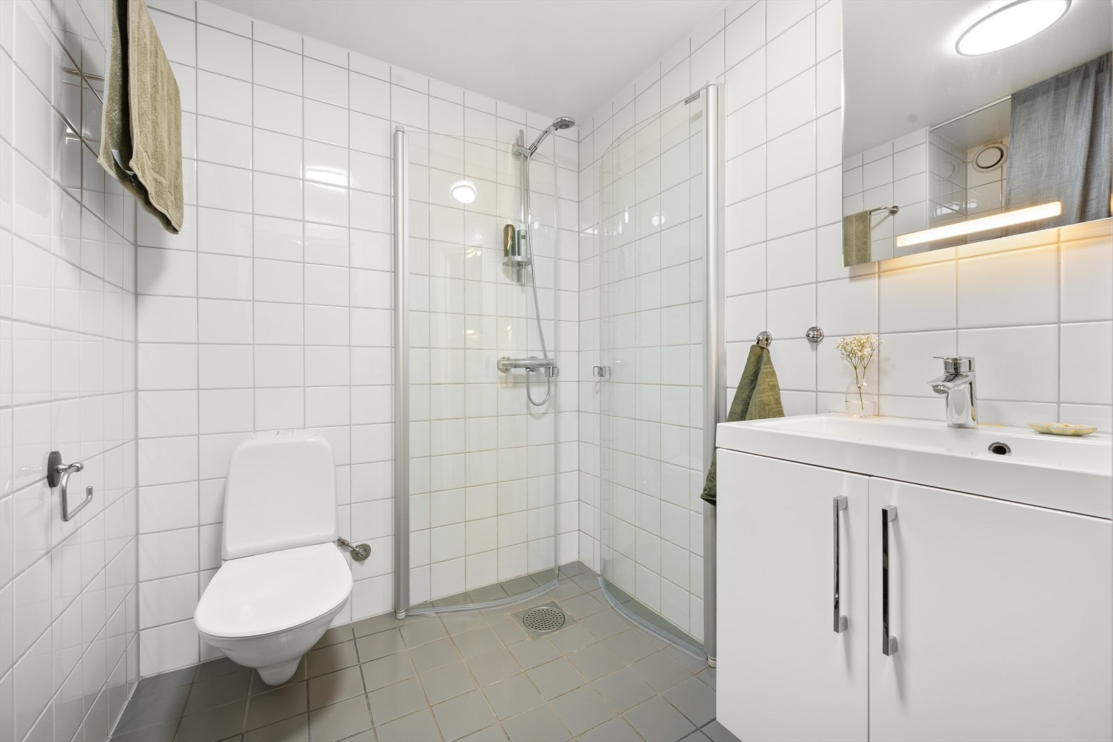 Tidløst og praktisk bad med flislagte overflater og elektrisk gulvvarme. Galleribilde