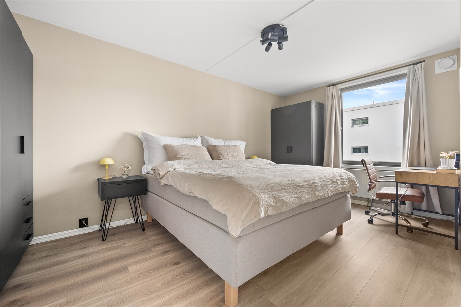 På soverommet er det god plass til dobbeltseng med tilhørende nattbord. Galleribilde