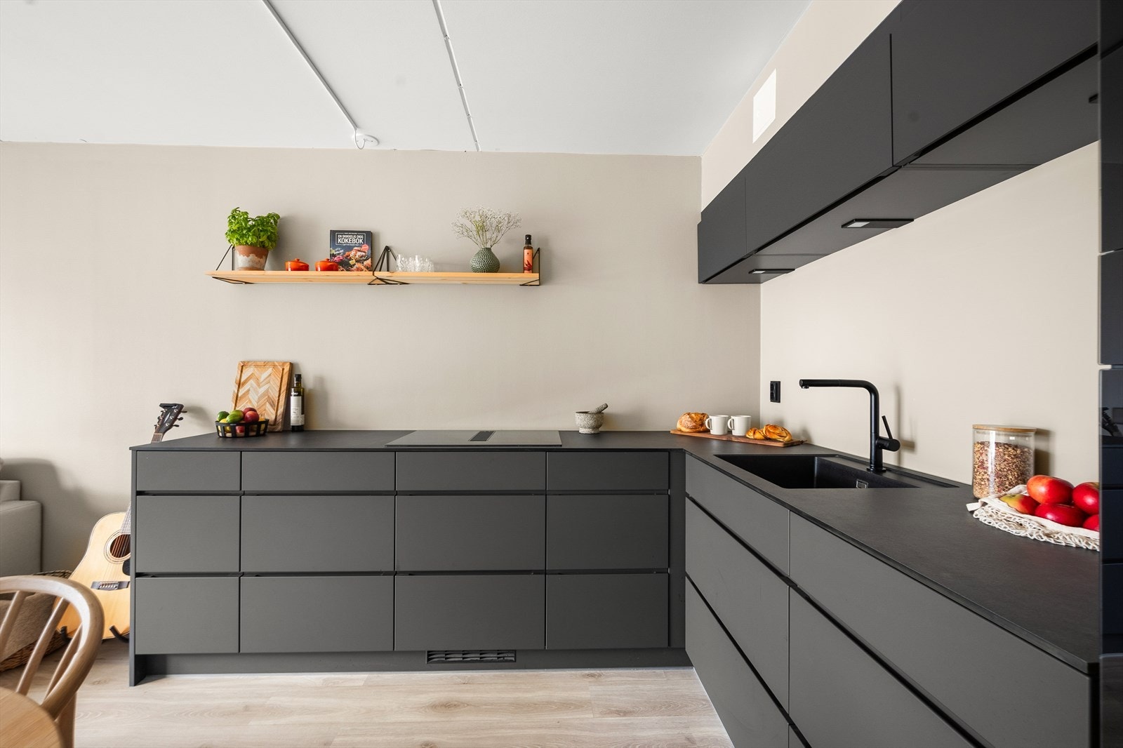 Kjøkkenet er godt utnyttet med både benkeskap, høyskap, overskap og vegghengte hyller så her er det godt med lagringsplass. Stor benkeplate gir gode arbeidsforhold for matlaging. Galleribilde