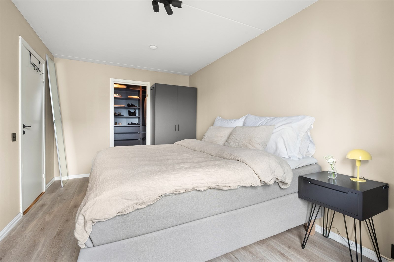 Soverommet er malt i en behagelig fargetone som passer godt med interiøret for øvrig. Galleribilde