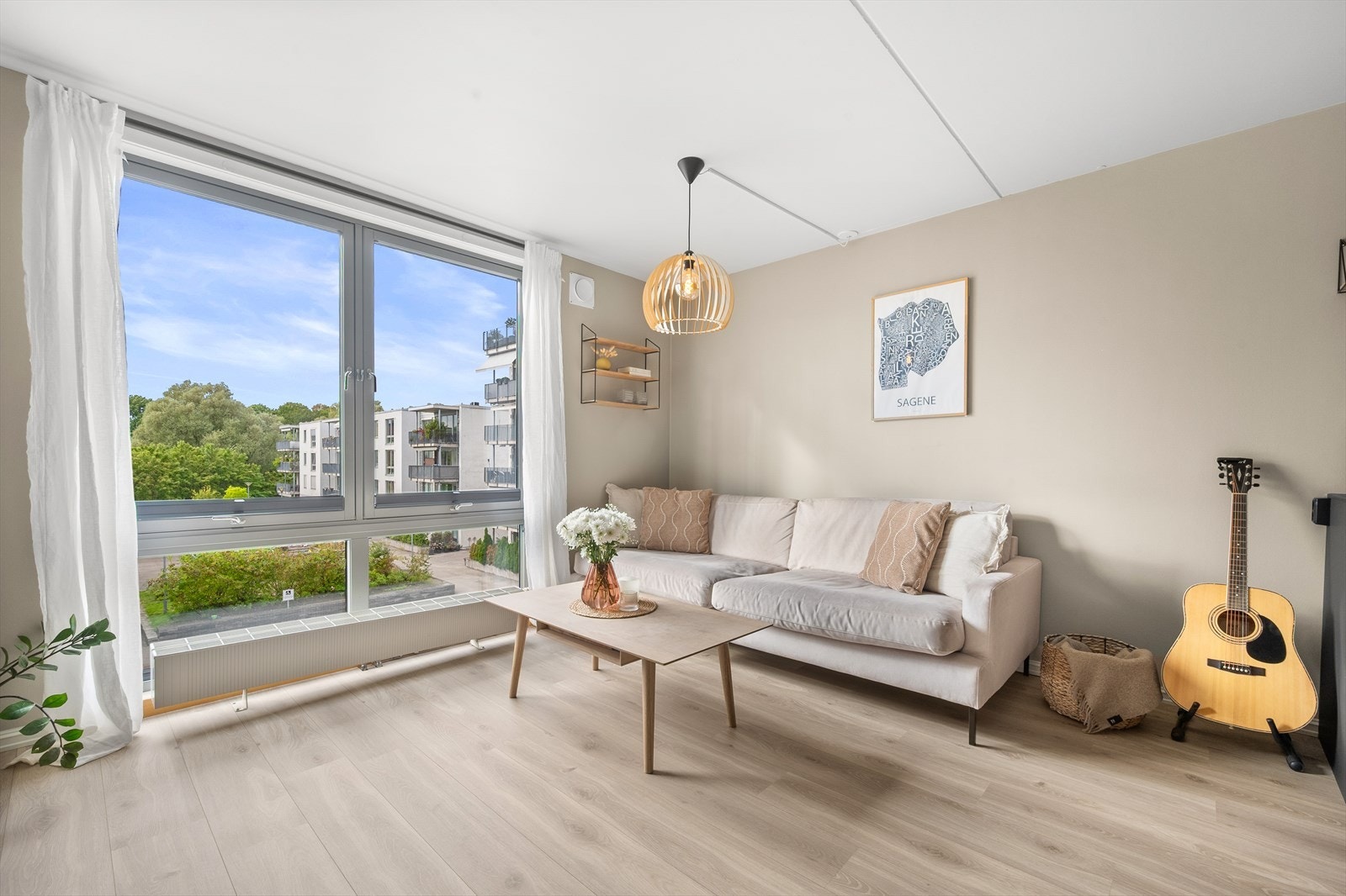 Leiligheten ligger i 3. etasje og inneholder entré, bad, soverom, kjøkken og stue. Galleribilde