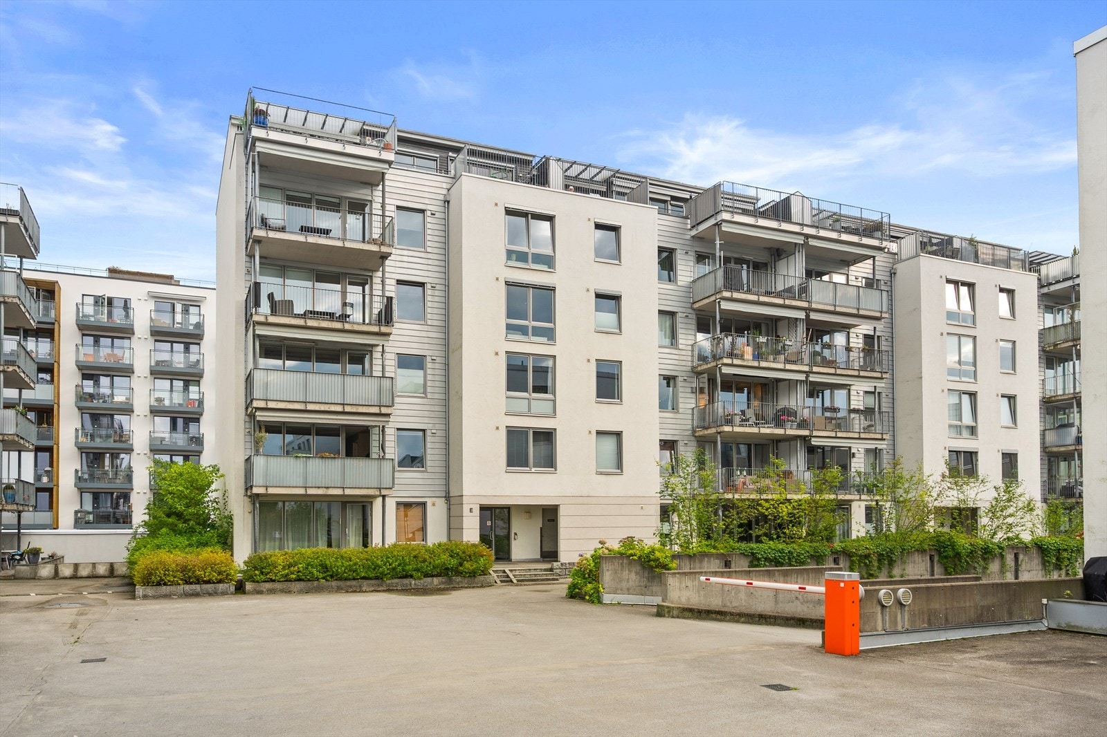 Fasade - moderne bygg fra 2001. Galleribilde