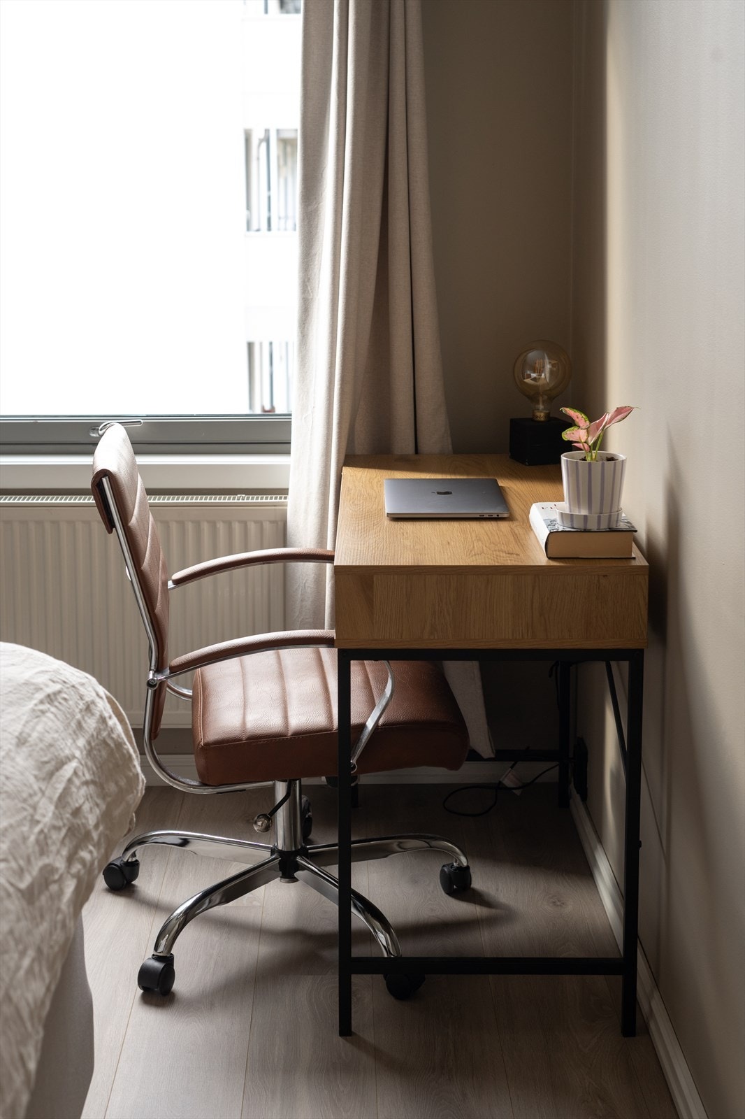 På soverommet er det i tillegg plass til skrivepult. Galleribilde