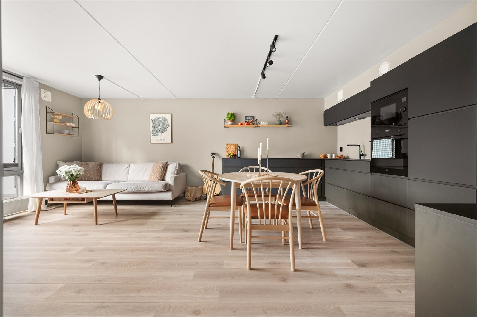 Planløsningen i rommet gjør innredningsjobben enkel. Galleribilde