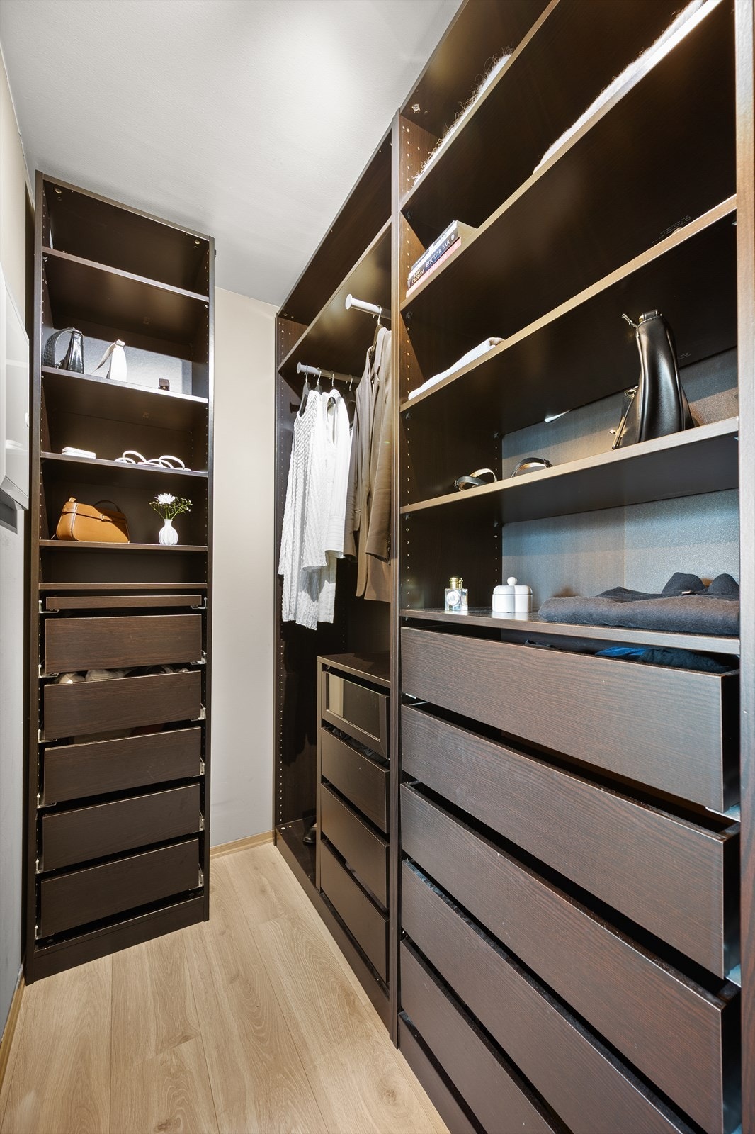 Her er det innredet med åpen garderobeløsning, som sikrer godt med lagringsplass. Galleribilde