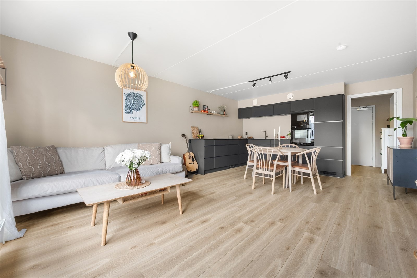 Delikat, moderne og romslig 2-roms beliggende midt mellom Grünerløkka og Torshov. Galleribilde