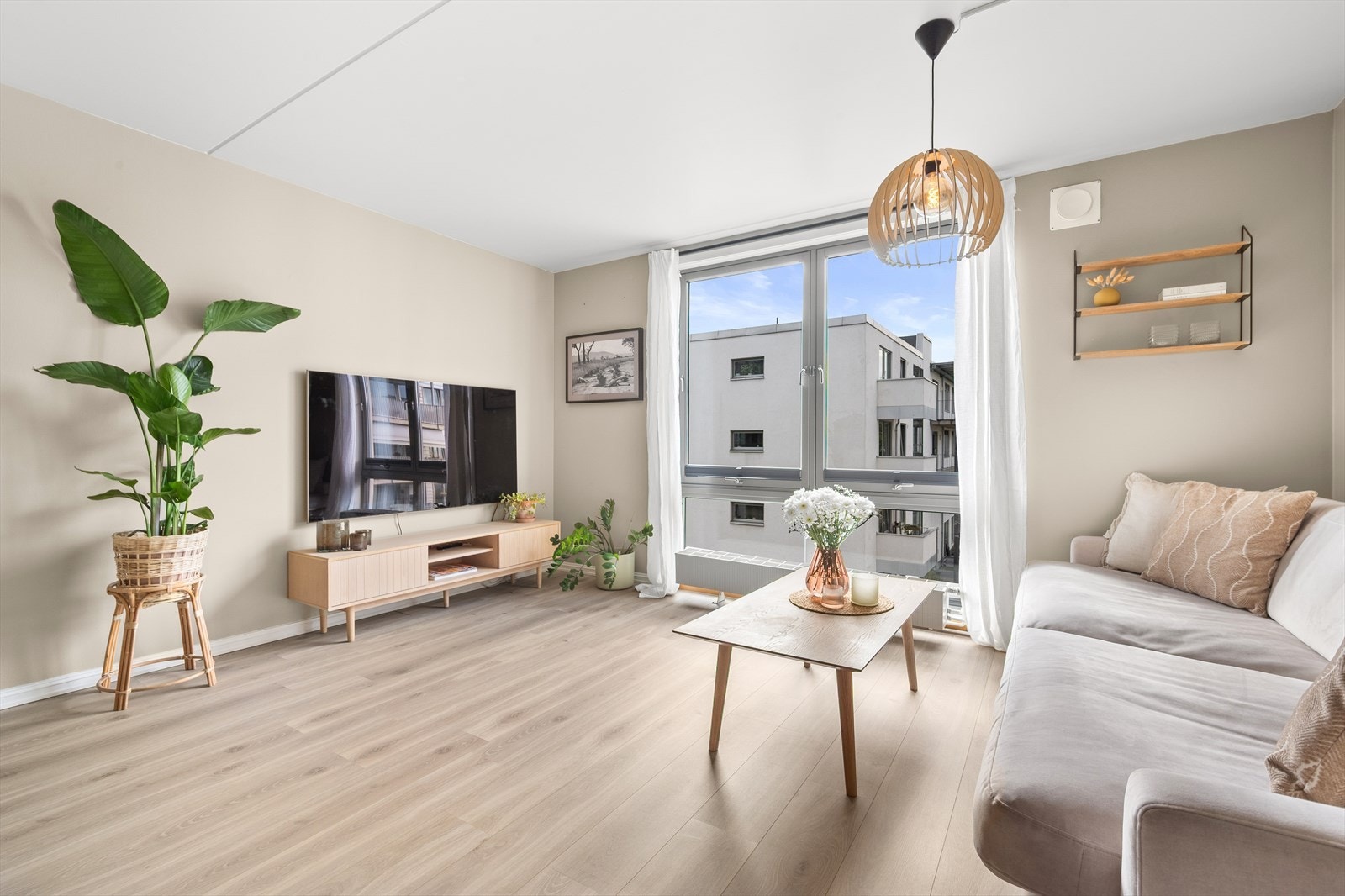 Det er rikelig med areal til sofa med tilhørende møblement som sofabord og tv-benk. Galleribilde