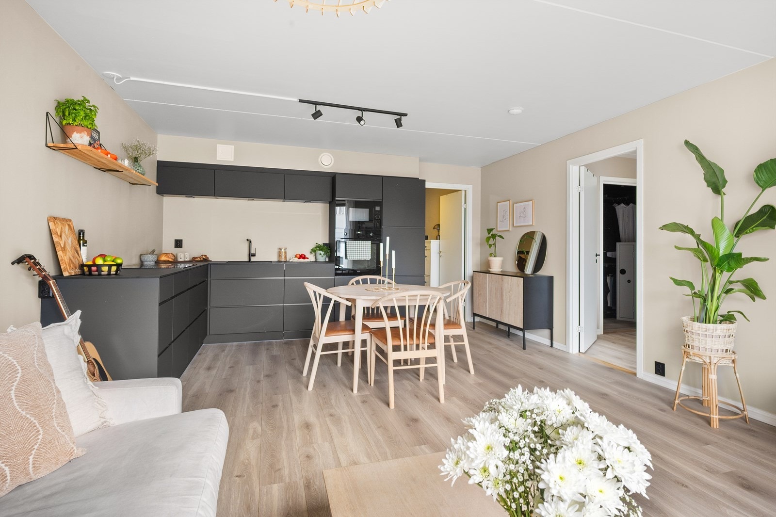 Leiligheten har en optimal planløsning, med store rom og naturlig arealfordeling. Galleribilde