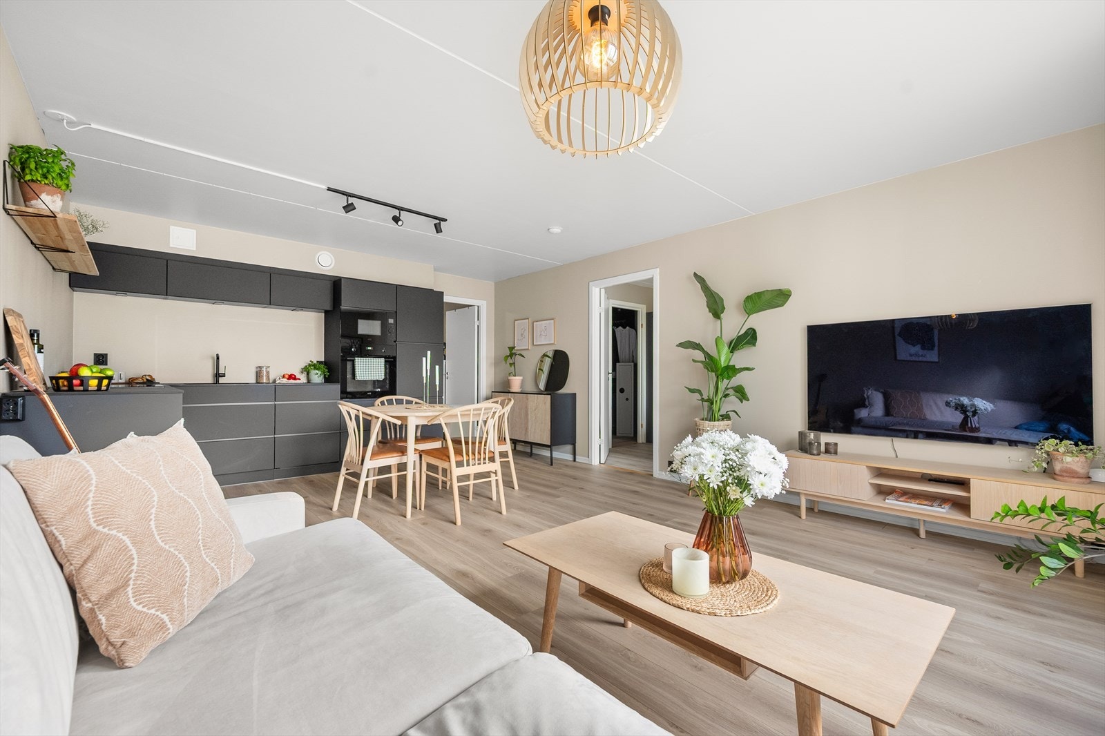 Overflatene består av pen en-stavs laminat og lune fargevalg malt i senere tid. Galleribilde