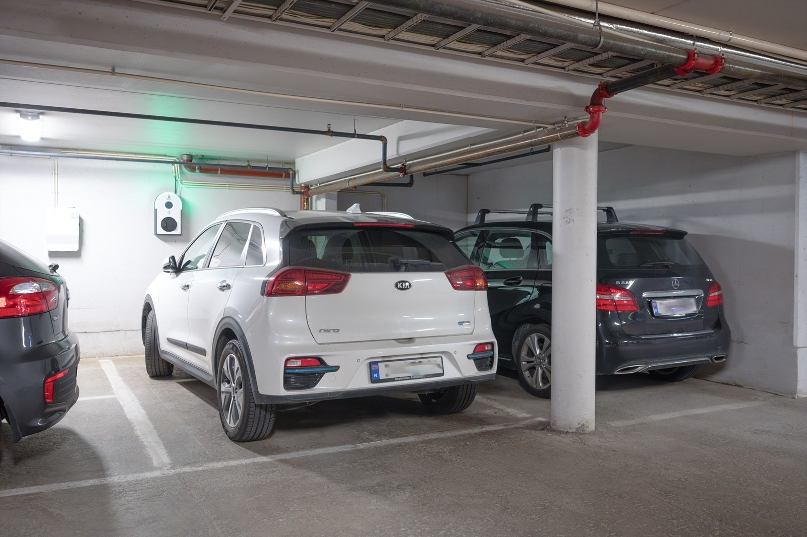 Det medfølger garasjeplass med elbillader. Galleribilde