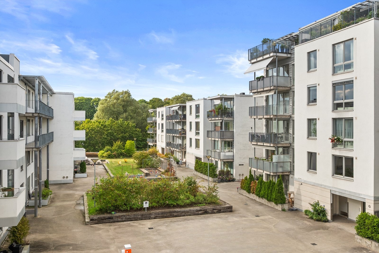 Åpent og fint utsyn fra leiligheten. Galleribilde