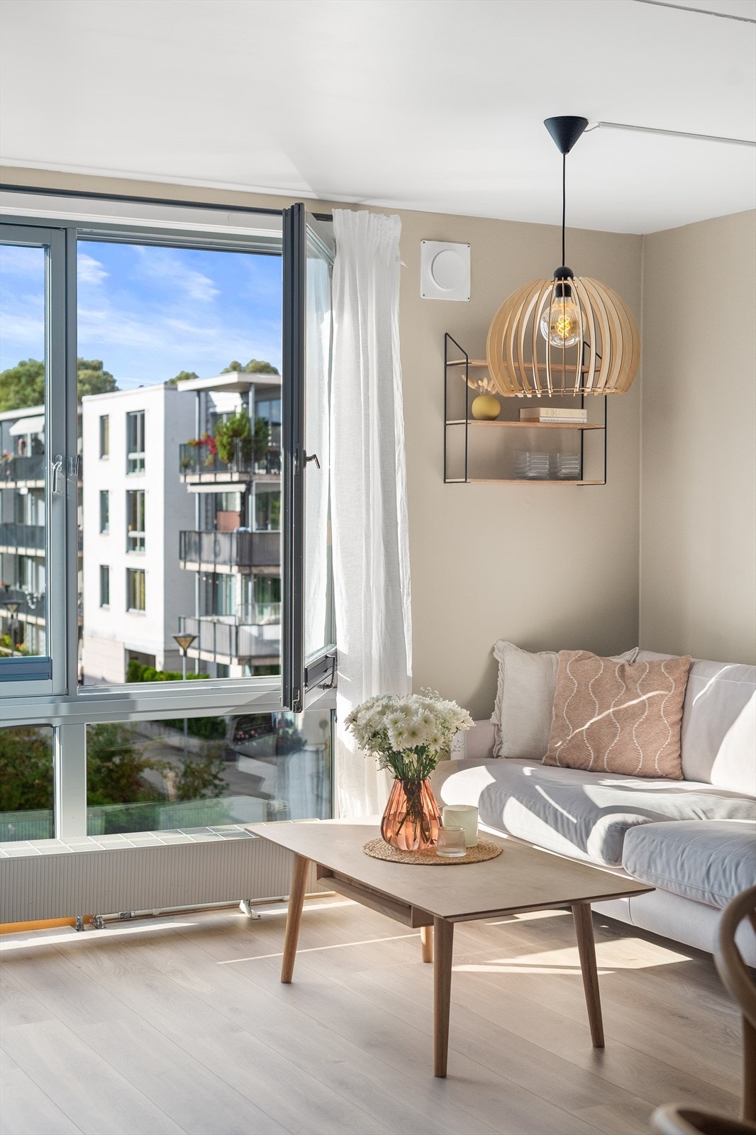 Leiligheten vender mot frodig og tilbaketrukket gårdsrom. Galleribilde