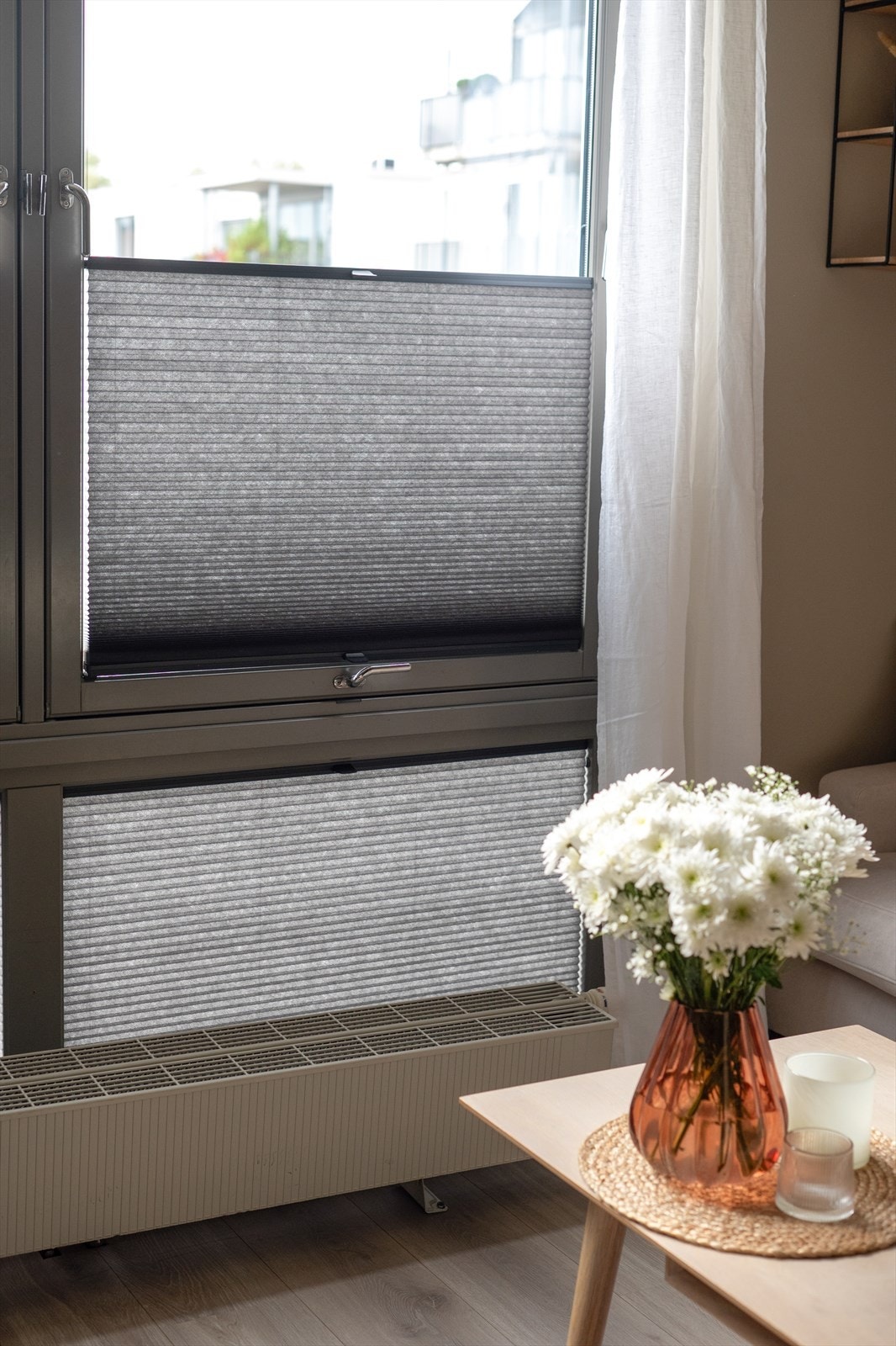 Det er solskjerming på vinduene i stuen. Galleribilde