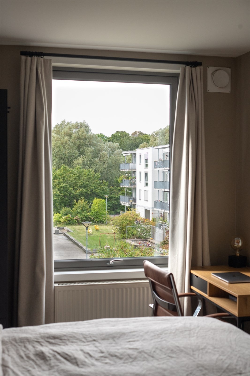 Stort vindu sikrer godt med lys og luft. Galleribilde