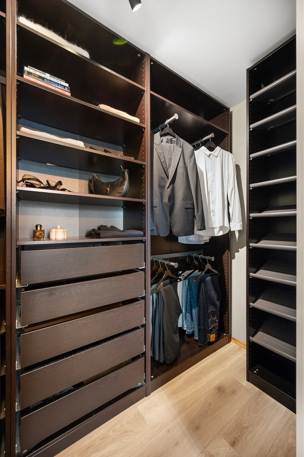 Fra soverommet er det adkomst til walk-in closet. Galleribilde