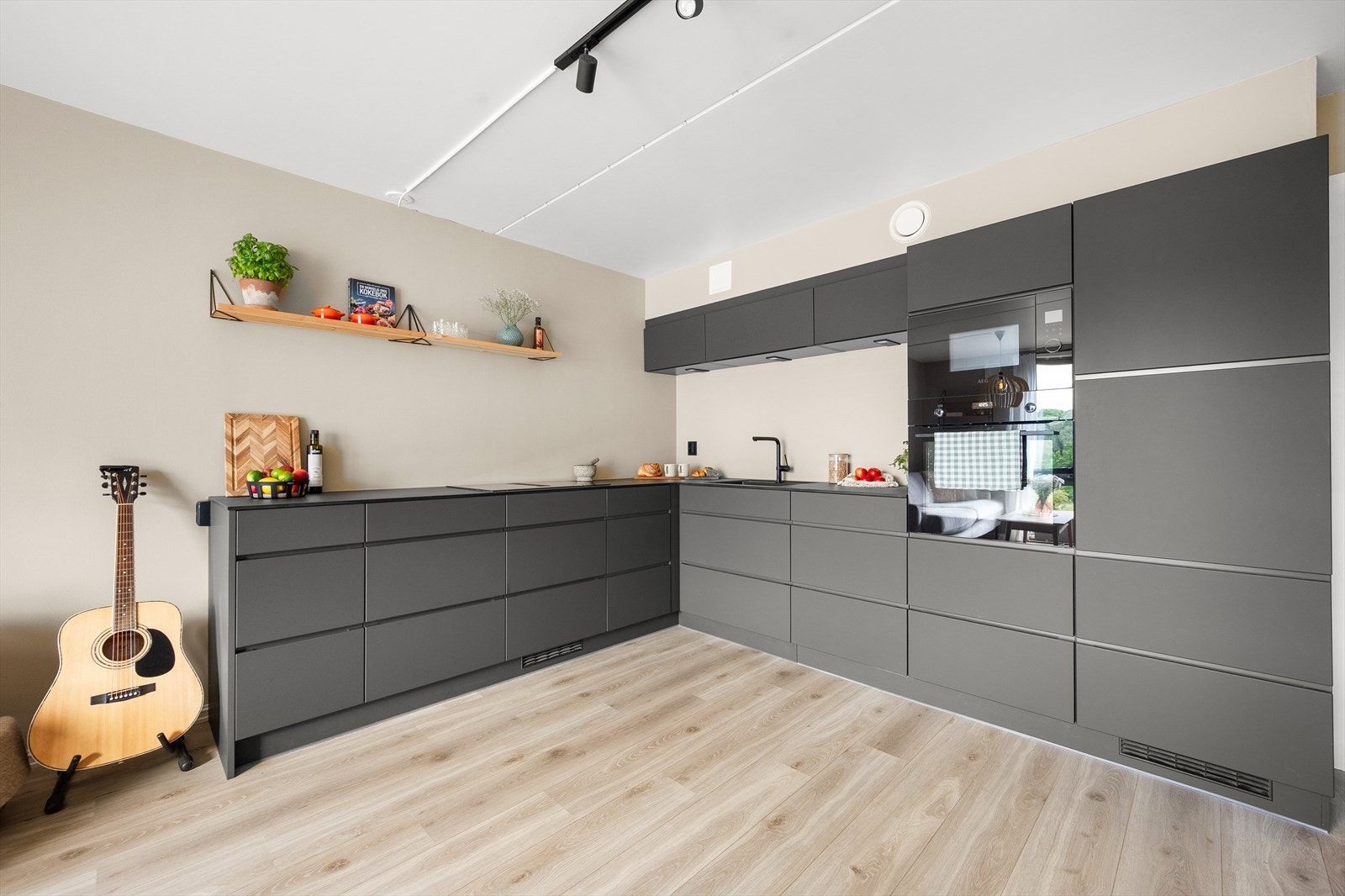 Integrerte hvitevarer som består av platetopp, stekeovn, mikro, oppvaskmaskin og kjøl/fryseskap. Det er innebygd ventilator i platetoppen. Galleribilde