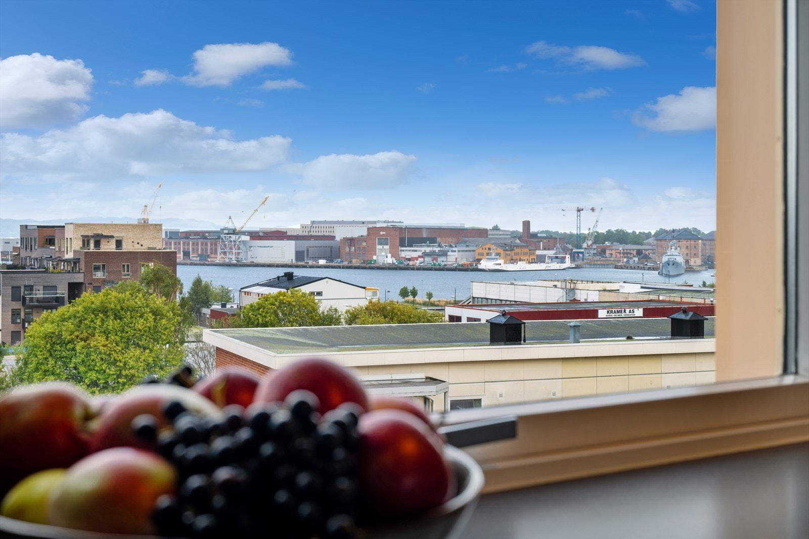 Den lille spiseplassen ved vinduet er perfekt for en rolig morgenstund. Her kan du nyte den vakre utsikten mot fjorden, som gir en følelse av ro og nærhet til naturen. Galleribilde