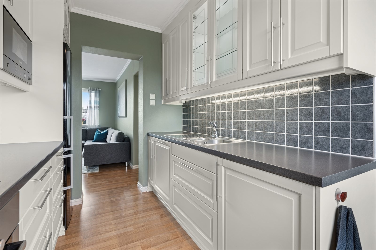 Benkeplatene er i slitesterk laminat, og gir god arbeidsflate til både matlaging og servering. Her finner du hvitevarer som platetopp, stekeovn og microbølgeovn, kjøl m/frys og oppvaskmaskin Galleribilde