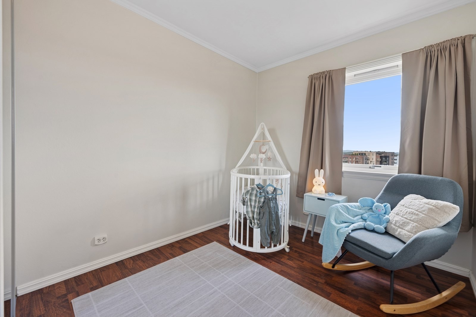 Begge rommene har en behagelig atmosfære og gode møbleringsmuligheter, og egner seg godt for både små og store Galleribilde