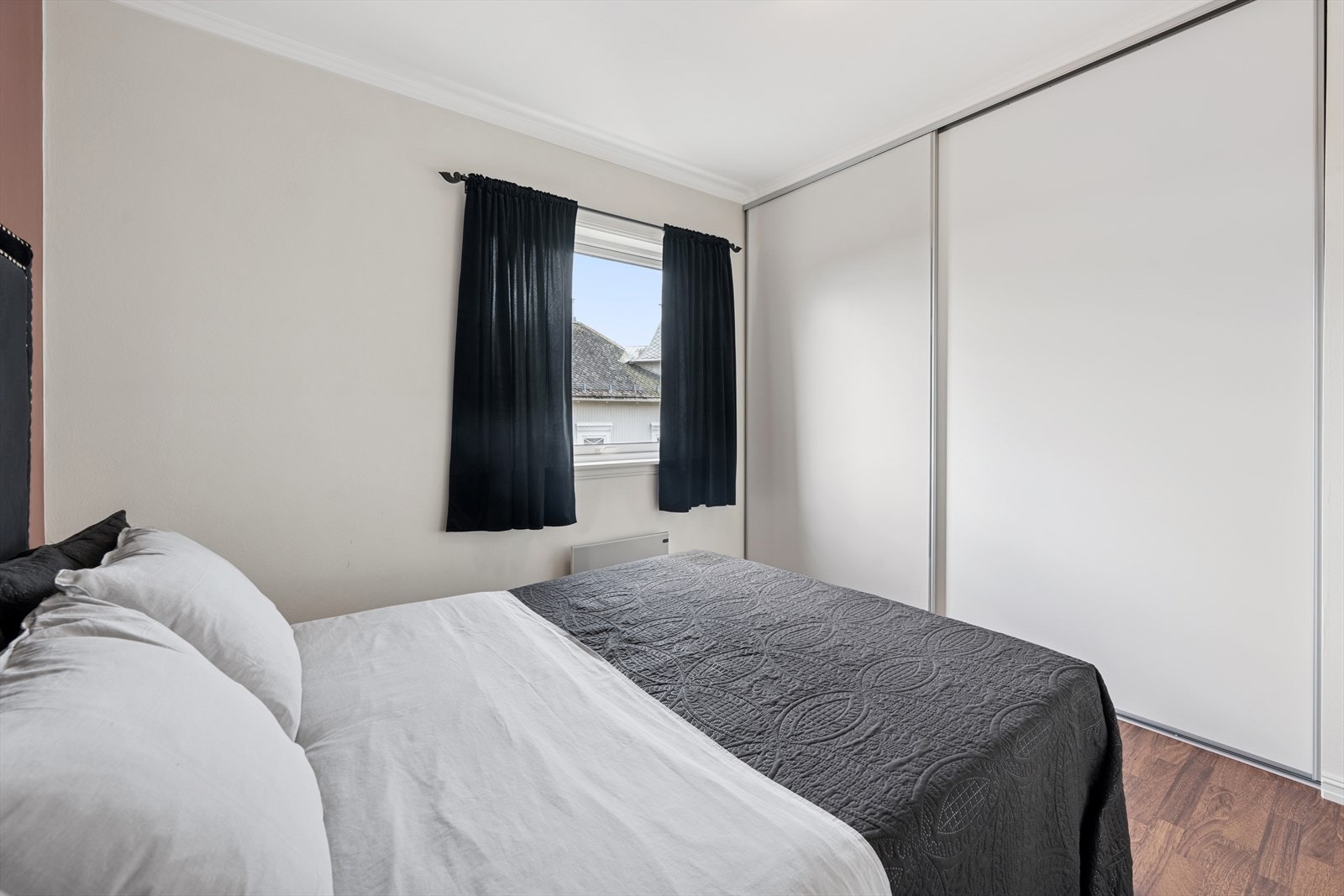 Hovedsoverommet er innredet med en praktisk skyvedørsgarderobe som gir rikelig med oppbevaringsplass Galleribilde