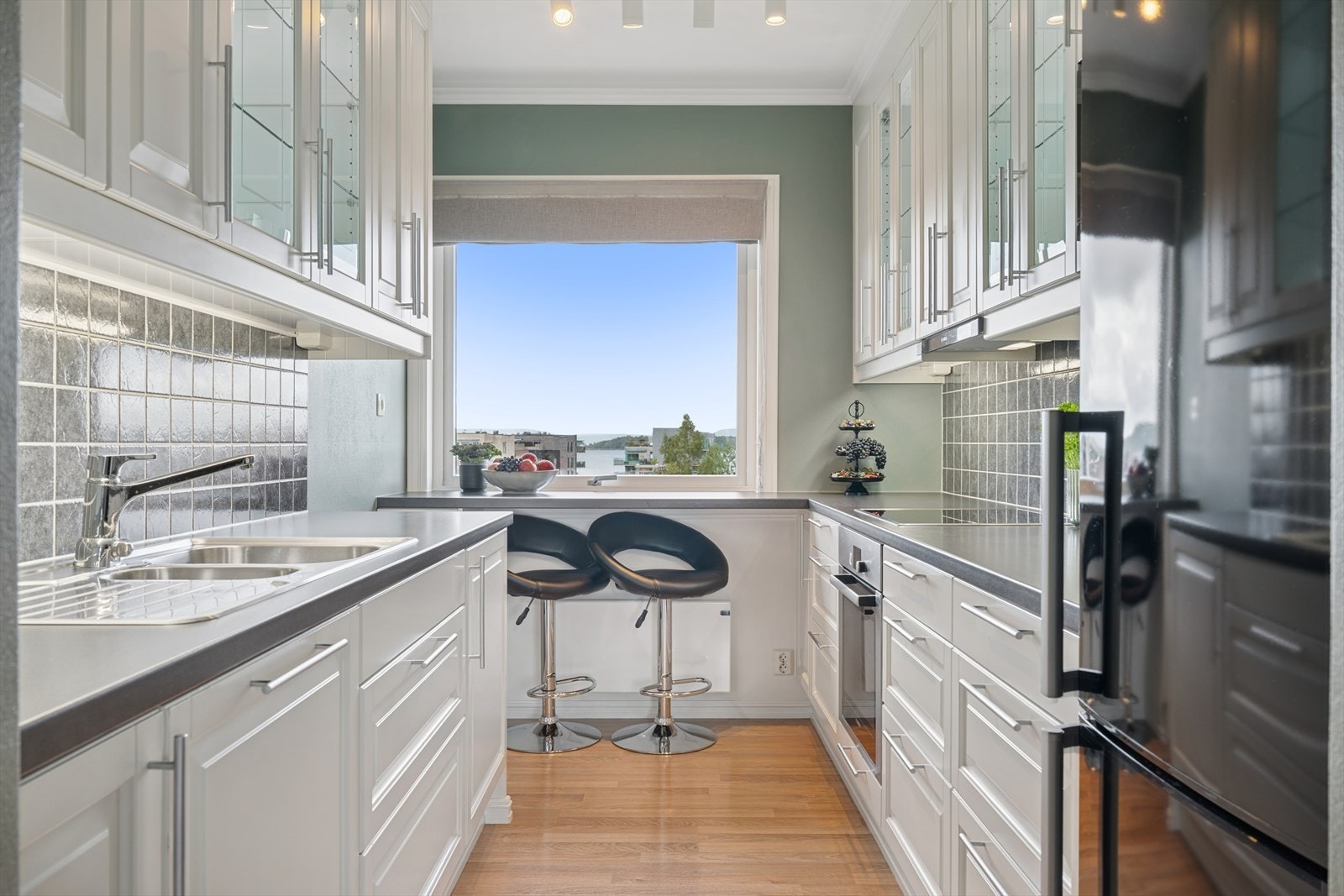 Kjøkkenet fra Epoc satt inn i 2010, med profilerte fronter som gir et klassisk og tidløst uttrykk. Galleribilde