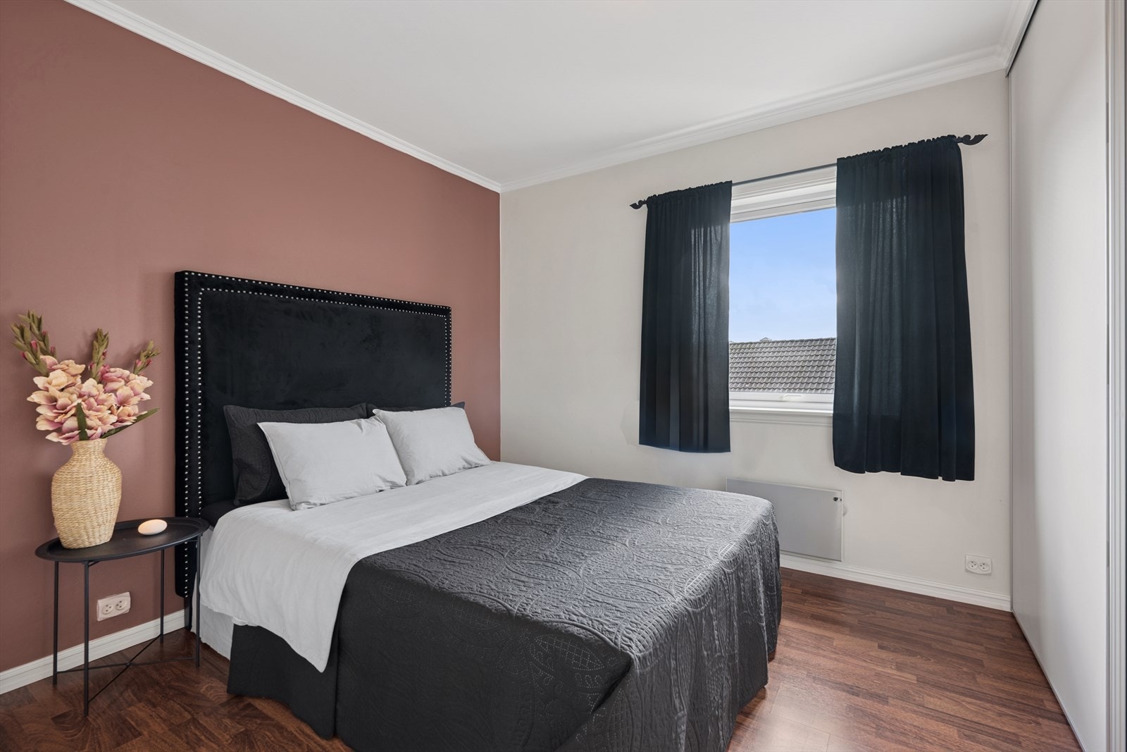 Leilighetens hovedsoverom er både lekkert og romslig Galleribilde