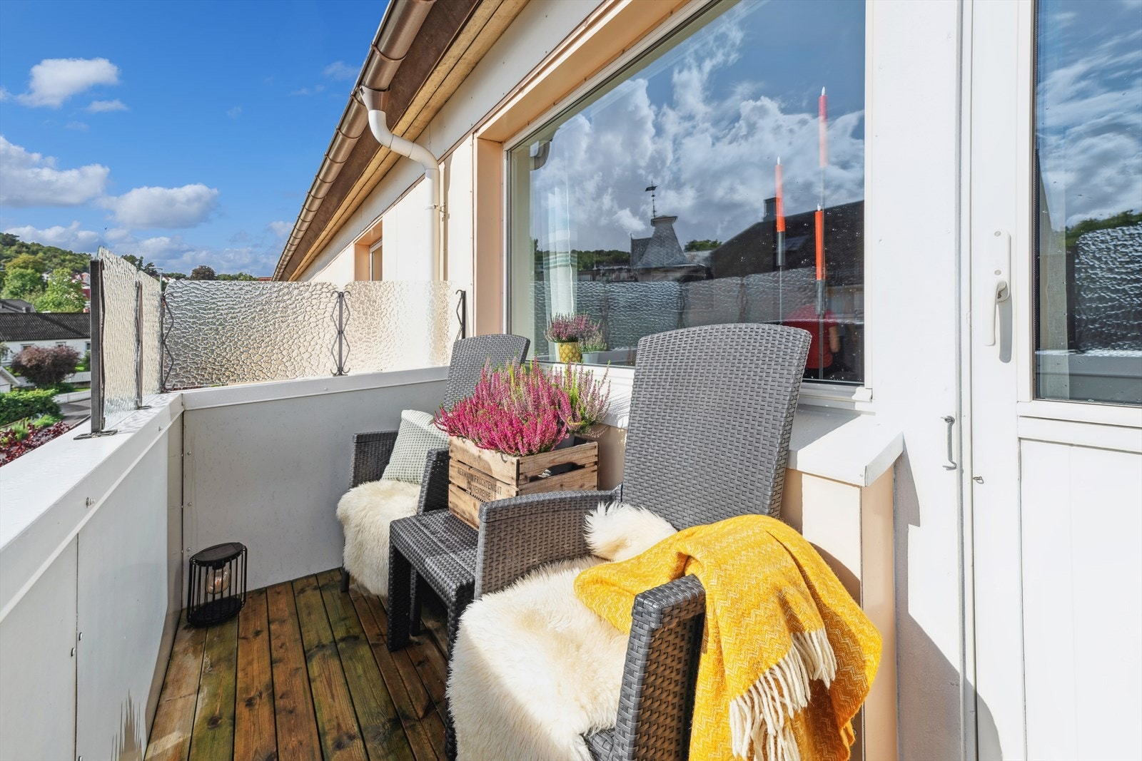 En luftig og solrik balkong vendt mot syd Galleribilde