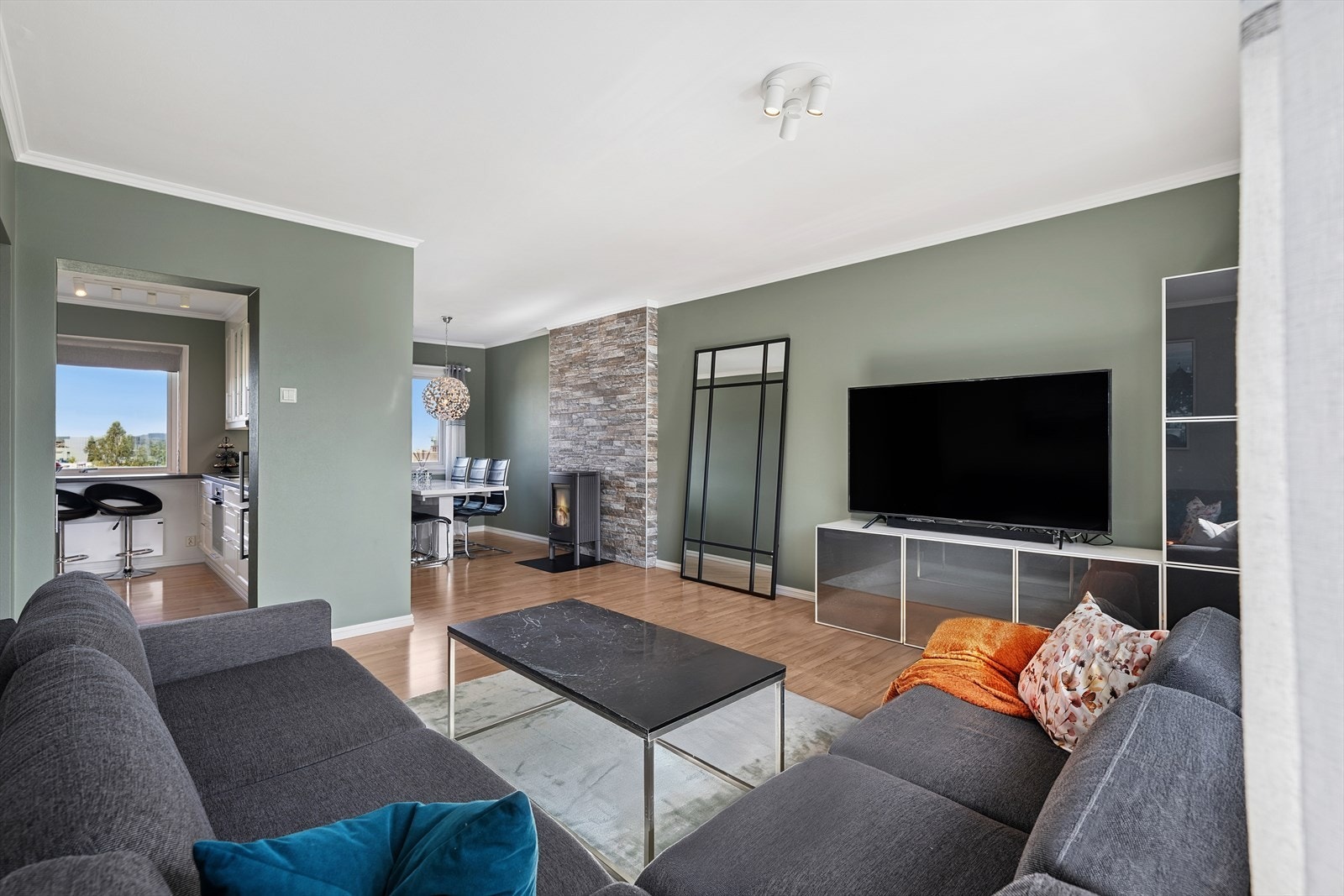 Her er det god plass til både avslapning og sosiale sammenkomster og en vedovn for hygge og velvære på kalde dager. Galleribilde