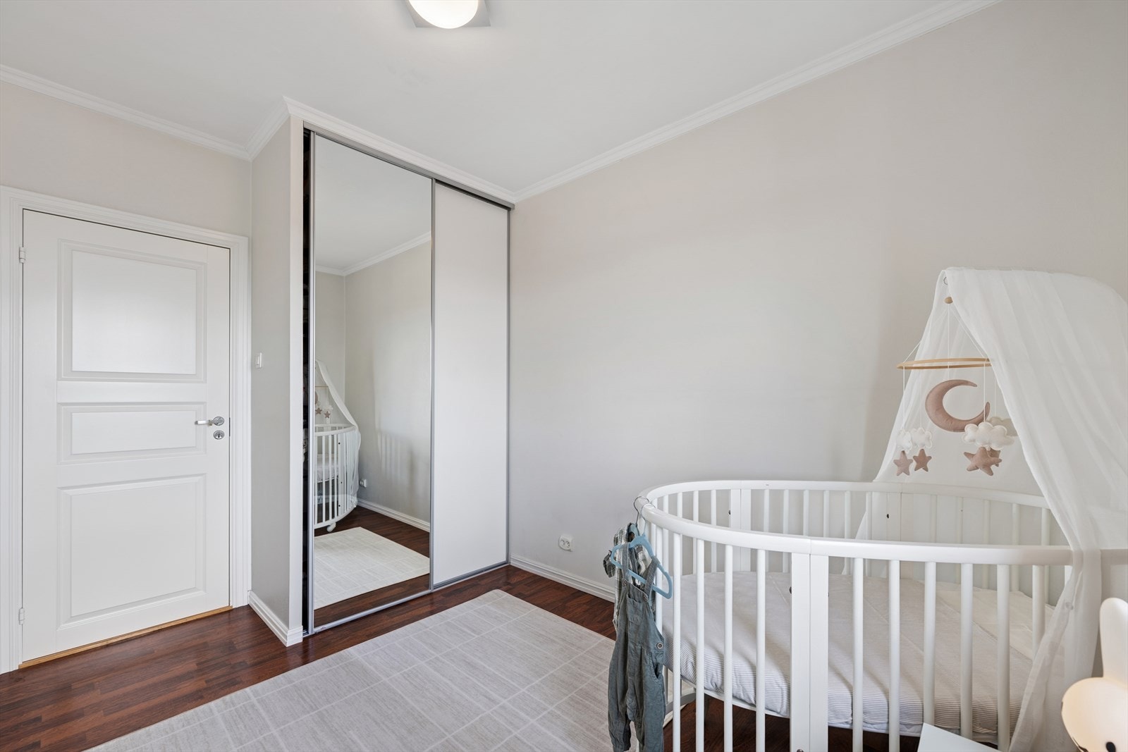 Soverom nummer to er også av god størrelse og kommer med skyvedørsgarderobe, noe som gjør det velegnet både som barnerom, gjesterom eller kontor - alt etter behov. Galleribilde