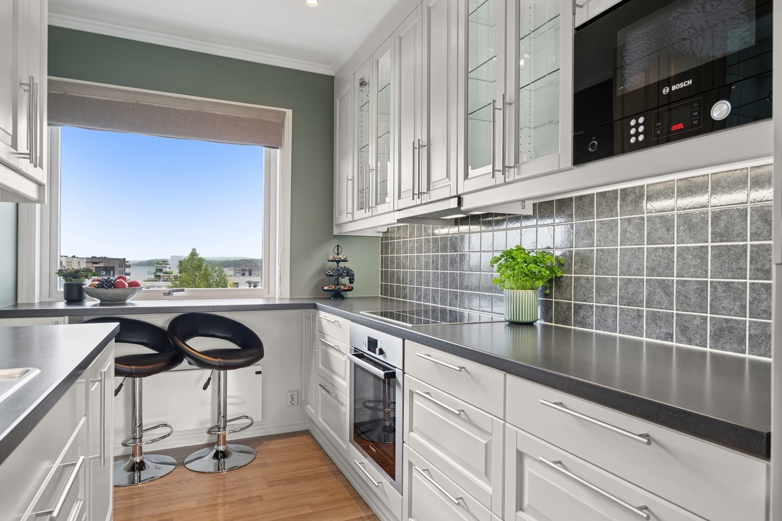 Kjøkkenet er praktisk utformet med god skapplass og effektiv arealutnyttelse. Ventilatoren har avtrekk direkte ut. Rommet ligger skjermet fra stue og spisestue, men med kort vei til spiseplassen - ideelt for både hverdag og gjester. Galleribilde