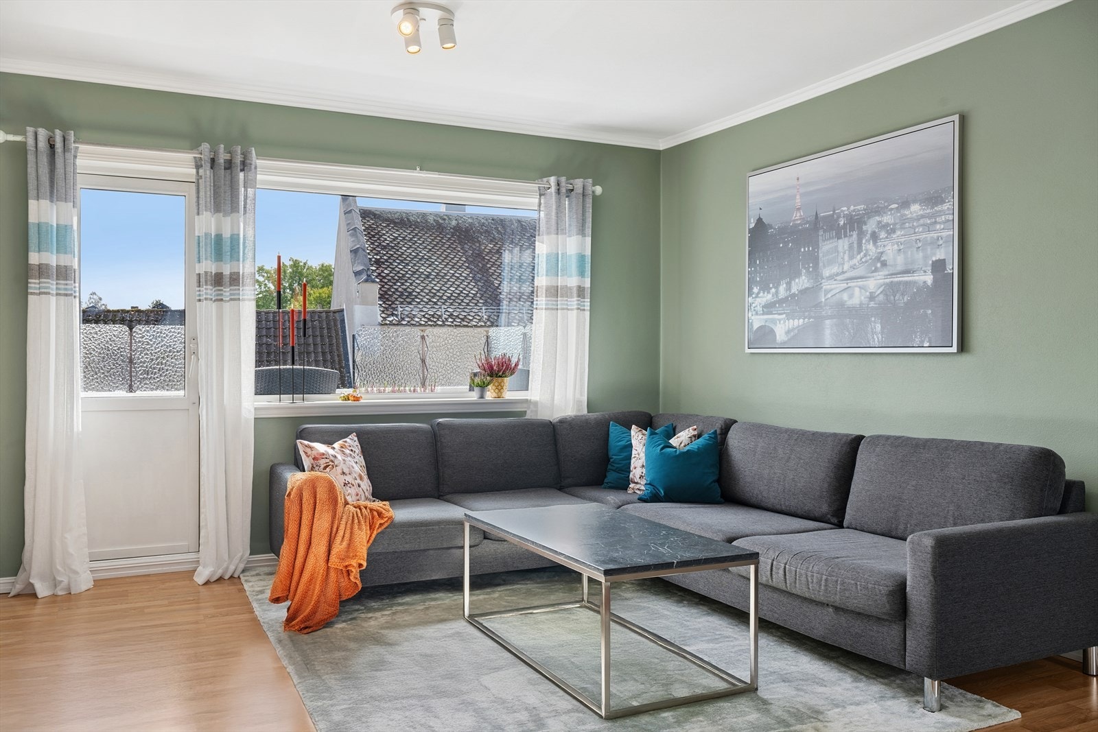 Fra stuen er det utgang til en hyggelig balkong på 3 kvm. Galleribilde