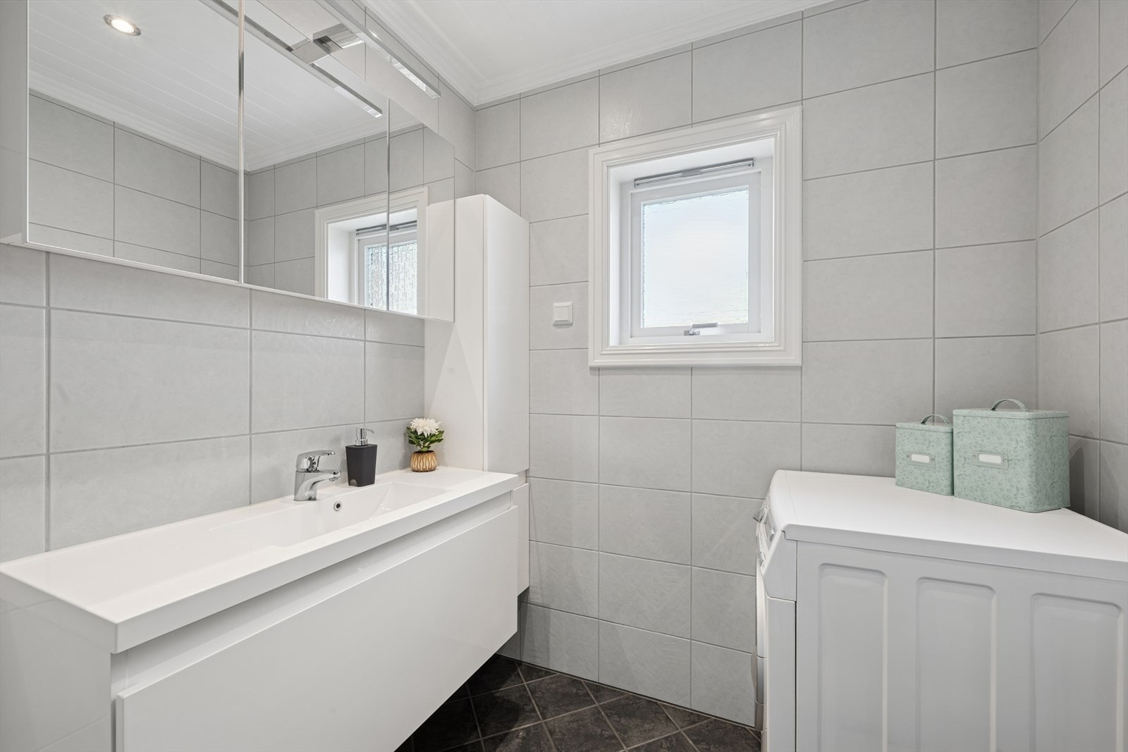 Baderommet er fra 2010 og fremstår lyst og innbydende, med flislagt gulv og integrerte varmekabler som gir en behagelig varme Galleribilde