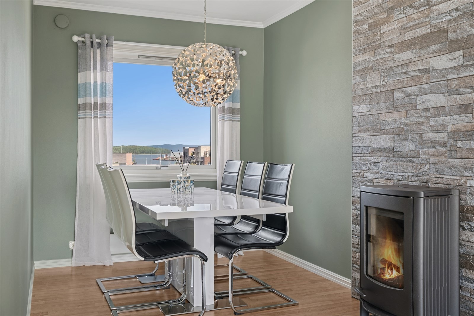 Spisestuen byr på utsikt mot fjorden, som gir måltidene en ekstra dimensjon. Galleribilde