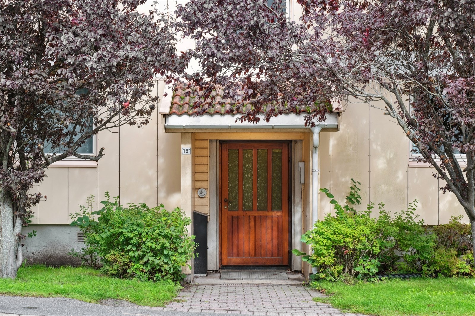 Koselig inngangsparti med callinganlegg opp til leilighetene Galleribilde