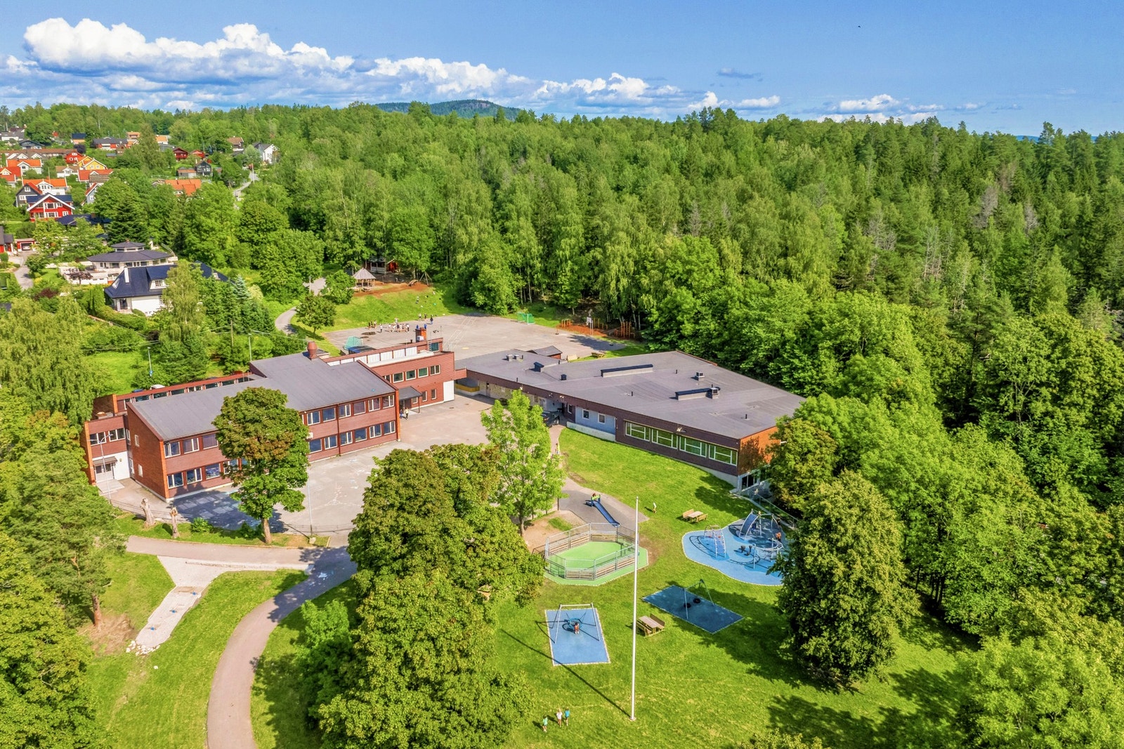 Tanum skole ligger innen gangavstand. Her er det også nydelig turterreng. Galleribilde