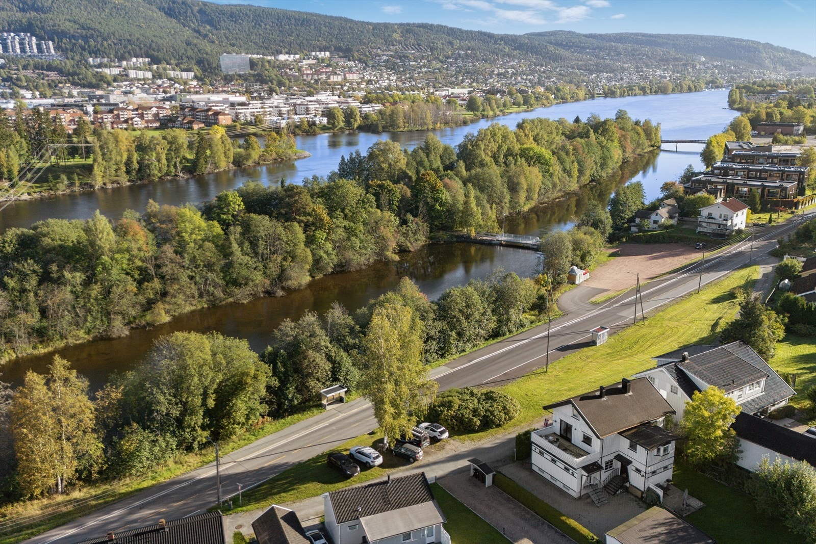 Sølfastøya tilbyr flotte friarealer med blant annet lekeplass, fiske- og badeplass. Det er også et flott parkanlegg på Gulskogen gård. Galleribilde