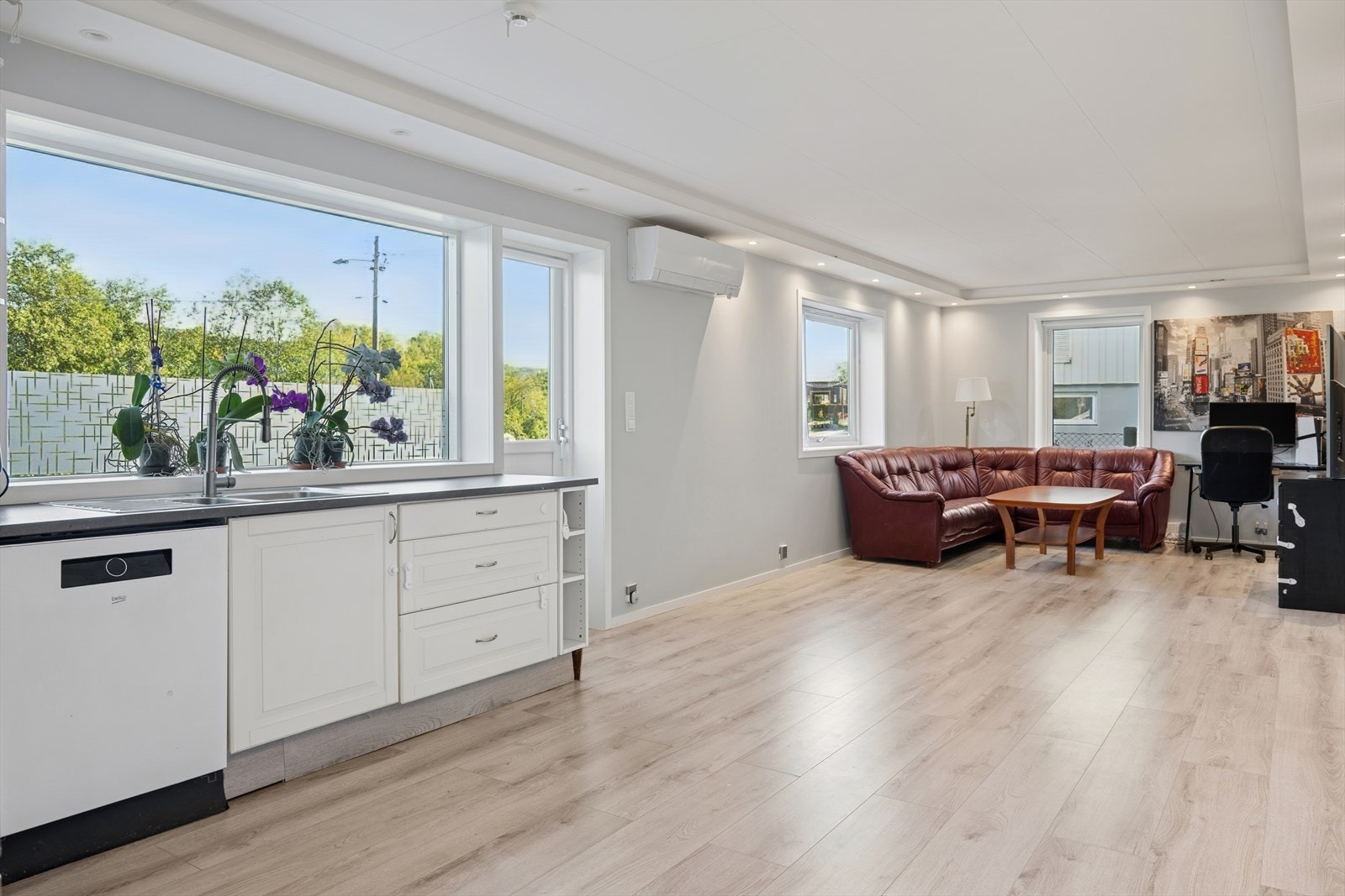 Vi beveger oss videre inn i en lys og åpen stue/kjøkkenløsning. Galleribilde