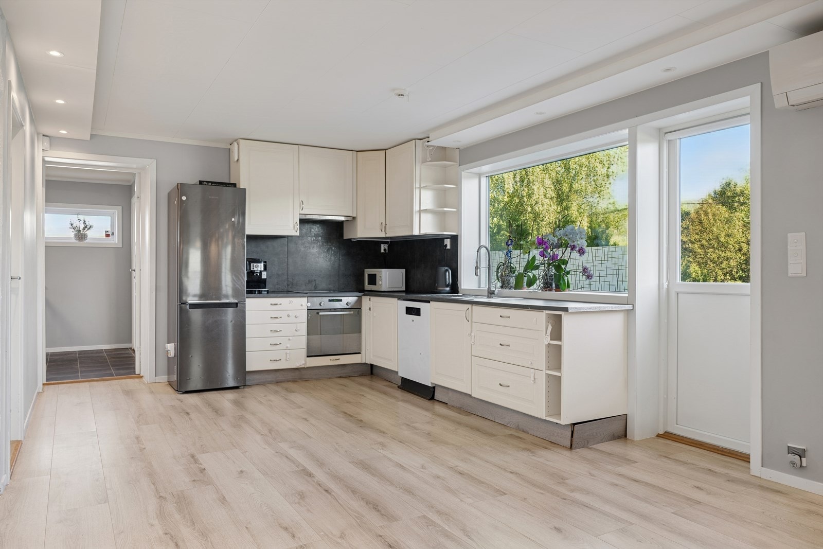 Har har en det en måtte trenge av skap-, skuff- og benkeplass. Galleribilde