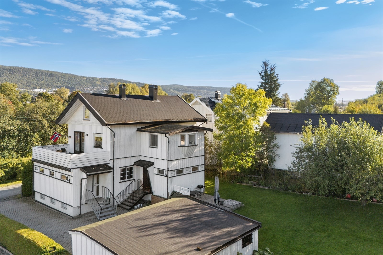 4-roms selveierleilighet med 1.etg og kjeller. Galleribilde