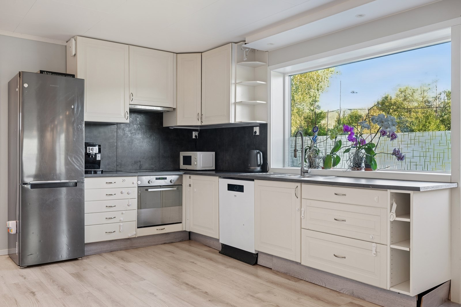 Integrert stekeovn og platetopp samt frittstående oppvaskmaskin og kjøl/frys. Galleribilde