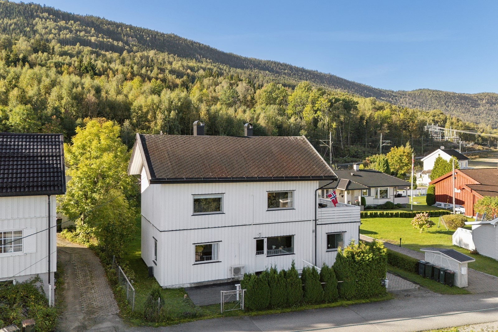 Her bor du med kort kjørevei til både skole, barnehage og dagligvare. Galleribilde