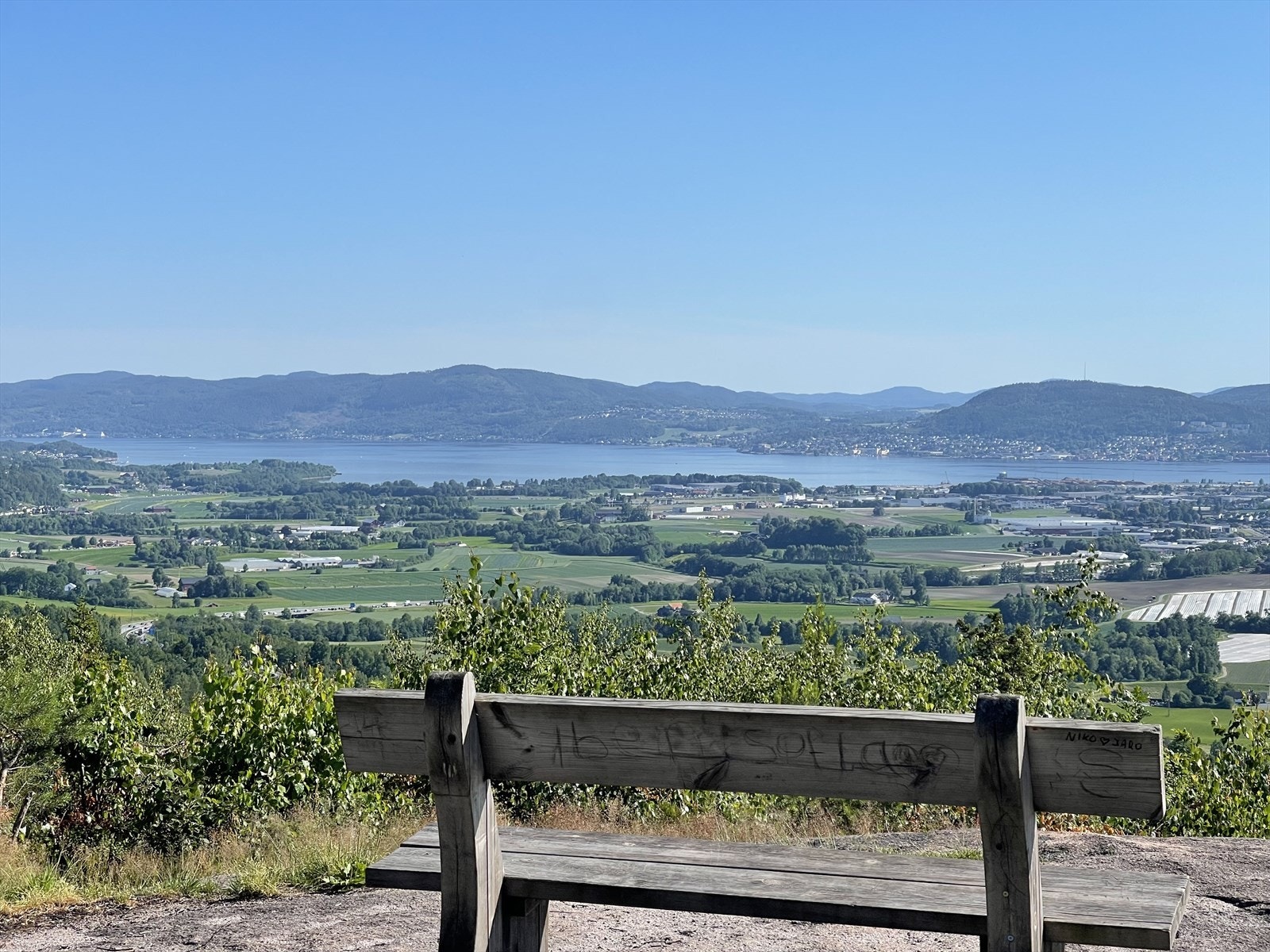 Utsiktspunkt med turmulighet rett bak boligen. Galleribilde